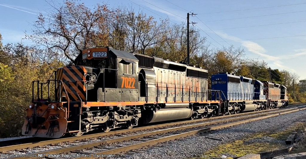 WE 7022 & Co. come up through the siding to run around their train.